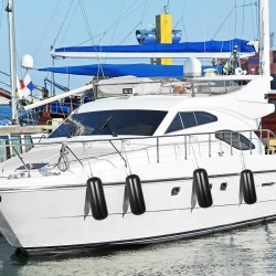 Vinyyliset rivatut veneen törmäyspuskurit 10 x 28 tuumaa 4 kpl keskireiällä musta