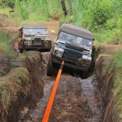 Talteenottosarja maastoajoneuvoille polyesterinen 7,6x914,4cm 13608kg 2 D-lenkkisakkelia 20000kg säilytyslaukku