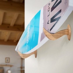 Seinään kiinnitettävä vaakasuuntainen lautateline tuhkapuusta pehmustetuilla kosketuspinnoilla yhden tason