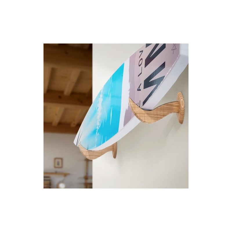 Seinään kiinnitettävä vaakasuuntainen lautateline tuhkapuusta pehmustetuilla kosketuspinnoilla yhden tason