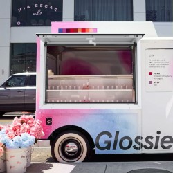 Myyntiluukku alumiiniseosrunko 915x915 mm asennuskoko 85 asteen avautumiskulma sinkityt osat sopii ruokavaunuihin