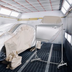 Ajoneuvo-osien maalausteline teräs säädettävä 152–213 cm 30 kg 8 koukkua 4 pyörää