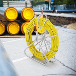 Lasikuituinen kaapelinvetojousi 200 m 6,35 mm teräksinen kelateline 3 vetopäätä putkiin