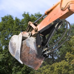 Hydraulinen kaivinkoneen peukalo teräs 18 tuuman hammastettu levy 12,7 mm pulttikiinnityksellä