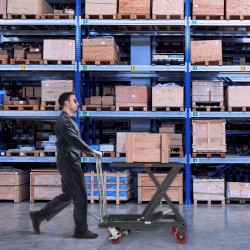 Hydraulinen saksinostopöytä 230 kg kantavuus 220–720 mm nostokorkeus lukittavat pyörät