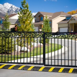 Kuminen hidastetöyssy 183 x 30 x 4,5 cm 2 kanavaa heijastavat keltaraidat