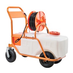 Pyörällinen 60 l polyeteeninen puutarharuisku säädettävä paine 8 suutinta 2 putkea