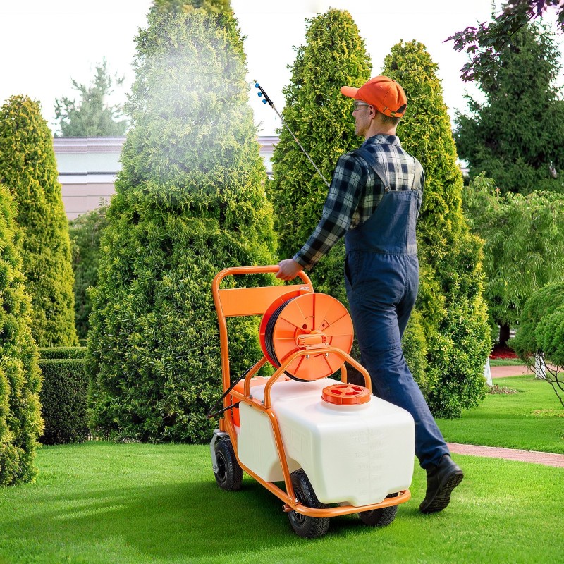 Pyörällinen 60 l polyeteeninen puutarharuisku säädettävä paine 8 suutinta 2 putkea