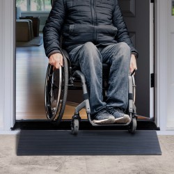 Kynnysluiska luonnonkumia 90 cm pitkä 4 cm korkea pyörätuoleille ja robotti-imureille