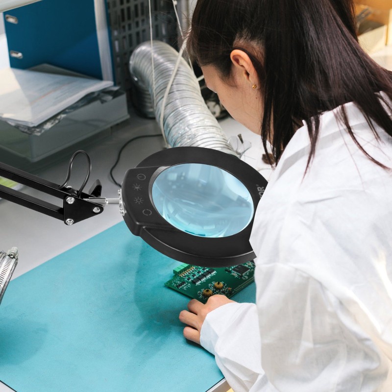 Suurennuslasivalaisin lasilinssillä viisinkertainen suurennus 110 mm viisi värilämpötilaa pöytäkiinnike ja jalusta