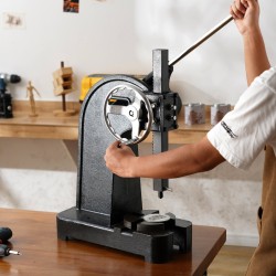 Pöytämallinen valurautainen puristin räikkämekanismilla 3 tonnia 310 mm