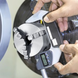 3-leukainen itsesäätyvä valurautainen sorvin istukka 125 mm