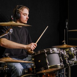 Äänieristävä peite polyesterikankaasta 243,8 x 203,2 cm kolmikerroksinen musta 9 purjerengasta