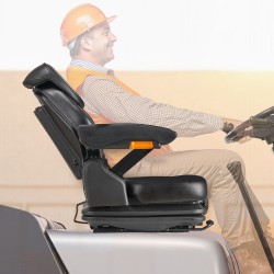 Trukkipenkki yleismallinen säädettävällä jousituksella selkänojalla käsinojilla korkeussäädettävällä niskatuella mikrokytkimellä