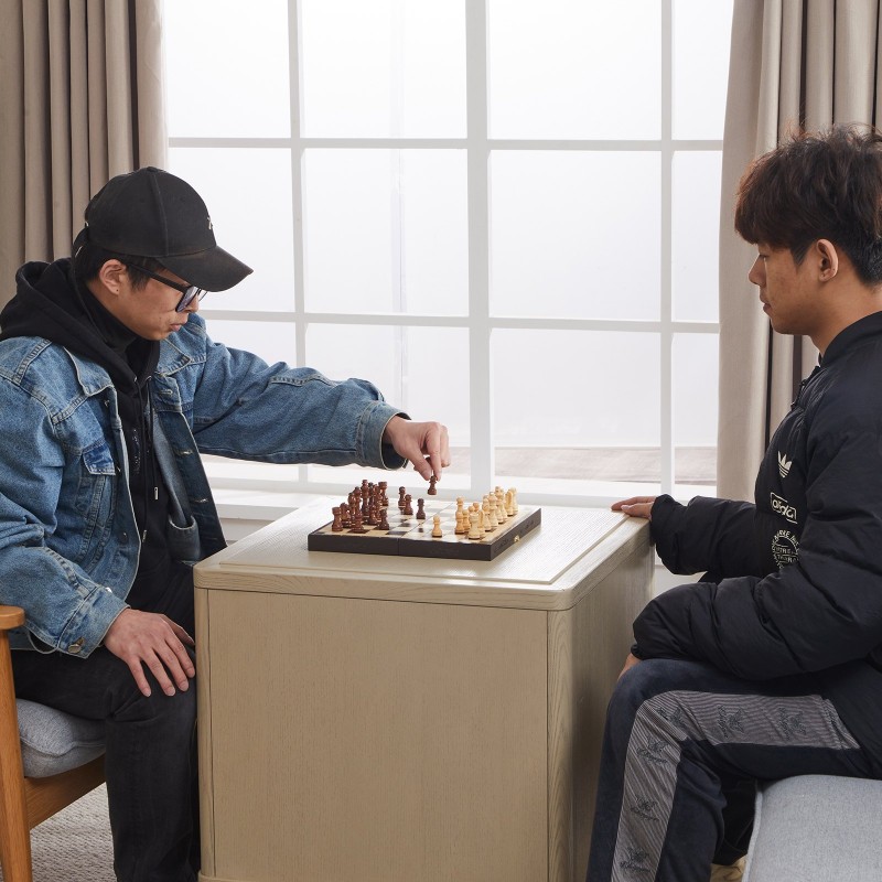 Puinen magneettinen shakkipeli kaksitoistatuumainen taitettava lauta kaksi lisäkuningatarta sisäisellä säilytyslokerolla