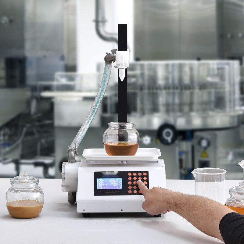 Automaattinen nestetäyttökone viskooseille nesteille 50–5000 gramman punnitusalue 120 watin vaihdepumppu