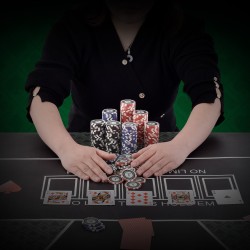 Pokerisetti 500 kappaleen 11,5 gramman painoiset kasinomerkit alumiinikotelossa korteilla
