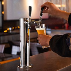 Kaksihanainen oluttorni ruostumattomasta teräksestä kaksimittarillisella W21.8-kaasunsäätimellä ja S-järjestelmän