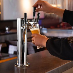 Kolmihanainen ruostumattomasta teräksestä valmistettu oluttorni itsestään sulkeutuvilla hanoilla esiasennetuilla letkuilla