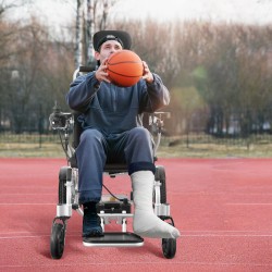 Sähköpyörätuoli kokoontaitettava alumiiniseos istuimen leveys 50,8 senttimetriä kantavuus 136 kilogrammaa säädettävä selkänoja