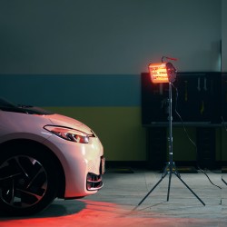 Infrapunalamppu 2000 watin kaksikäyttöinen käsikäyttö ja teline autoille ja huonekaluille