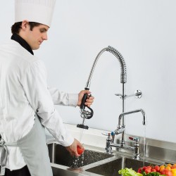 Keittiöhana messinkinen 66 senttimetriä korkea esihuuhteluruiskulla 30,5 senttimetriä kääntyvällä juoksuputkella