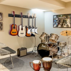 Seinäkiinnitteinen kitarateline viidelle kitaralle alumiinipaneelit vaahtomuovipehmuste akustisille sähkökitaroille ja bassolle