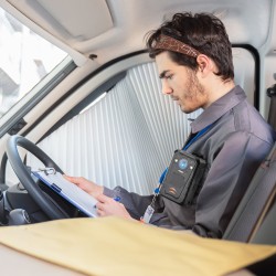 Poliisikamera 1440P 150 asteen laajakulma 64GB sisäinen muisti 3500mAh akku infrapunapimeänäkö GPS