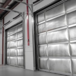 Eristerulla lämpöä heijastava kaksipuolinen alumiinifolio reiitetty leveys 1,22 metriä pituus 38,1 metriä