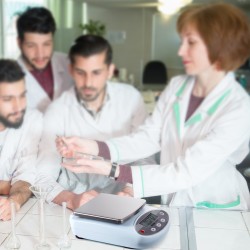 Analyyttinen vaaka 3 kg 0,01 g tarkkuus ruostumattomalla punnitusalustalla laboratorioon