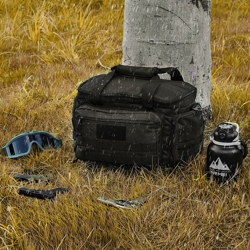 Ampumaratalaukku polyesterinen neljälle pistoolille kuudelle lippaalle irrotettavilla jakajilla paksulla pehmusteella musta