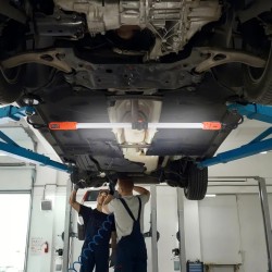 Moottoritilan työvalo ladattava 6000 mAh 2300 lm teleskooppinen 360 asteen koukku