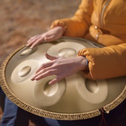 Handpan-rumpu hiiliteräs 55,9 cm 9 säveltä D-molli kullanvärinen nuijapari