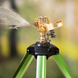 Kolmijalkainen iskupulssiruisku messinkipäällä alumiini‑muovirunko 360 asteen pyörivä säädettävä korkeus puutarhaan 2 kpl