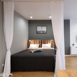 Kattokiinnitteinen muovinen kolmen metrin verhokiskosarja itsekiinnittyvä valkoinen kahdeksanosainen verhoille