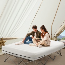 Ilmatäytteinen leirintäsänky kahdelle joustokuitukankaasta taittuvalla rungolla sisäänrakennetulla pumpulla