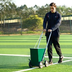 Kuivajauheviivamerkitsin hiiliteräsrunko 22,7 kg kapasiteetti säädettävä viivanleveys 7-tuumaiset metallipyörät urheilukentille