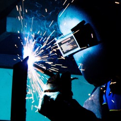 Automaattisesti tummuva hitsauslasi tummuusaste 10 luonnollinen väritoisto kaksi kaarisanturia