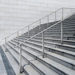 Ruostumaton terästolppa 42x2x2 tuumaa valmiiksi poratut kolmenkymmenen asteen reiät