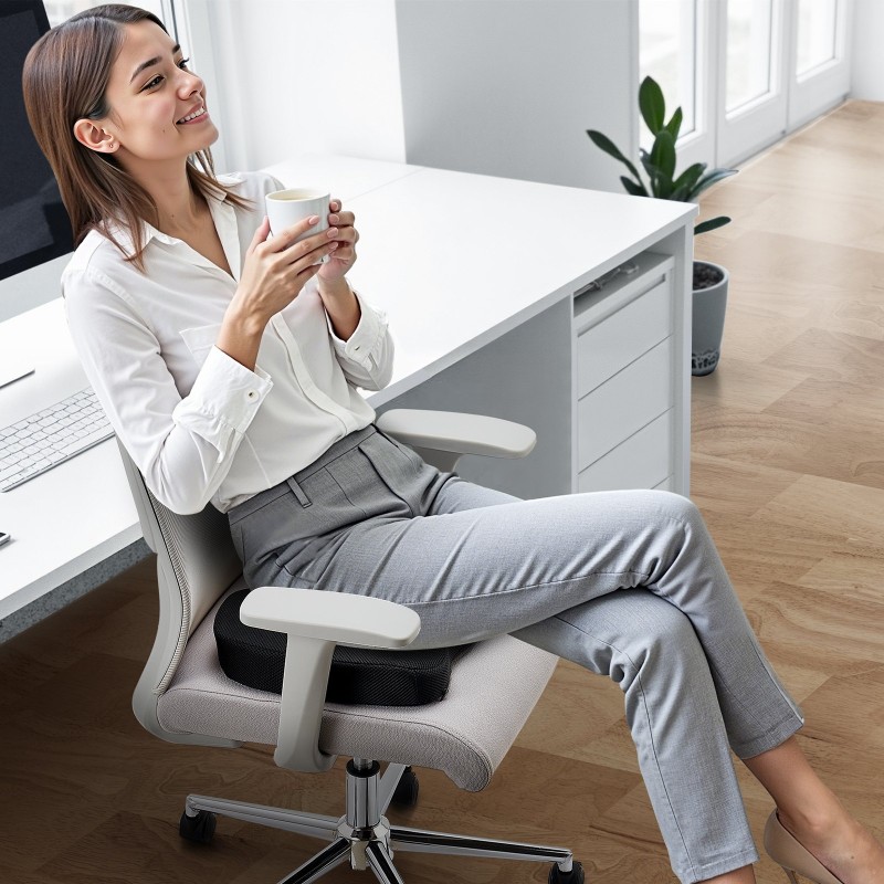 Istuintyyny U-muotoisella aukolla muistivaahdosta polyesteripäällisellä musta autoon ja toimistoon