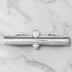 Termostaattinen suihkuhana messinkirunko kromattu kolmekymmentäkahdeksan asteen turvalukolla G1/2 ja G3/4 liitännöillä