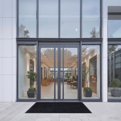 Pitkittäisraidallinen eteismatto polyesteripinta PVC-taustainen 1524×914 mm harmaa