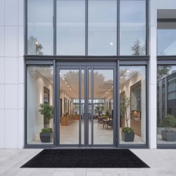 Eteismatto koko 2438 x 1219 mm harmaa raidallinen pitkänurkkainen polyesteri PVC-tausta