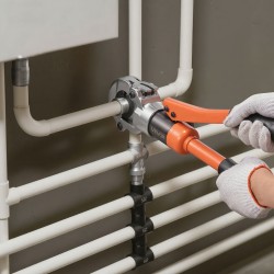 Hydraulinen puristustyökalu PEX- ja alumiinimuoviputkille neljällä vaihtoleukasarjalla