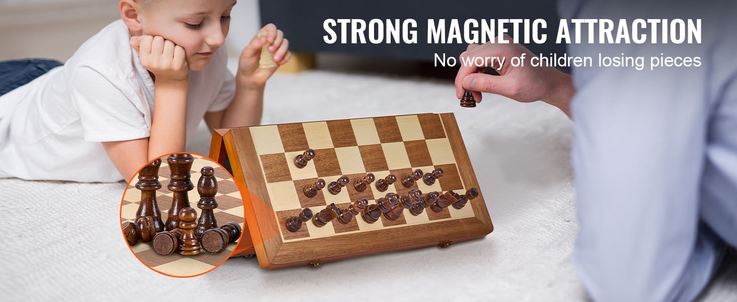 Shakkinappulat pöydällä