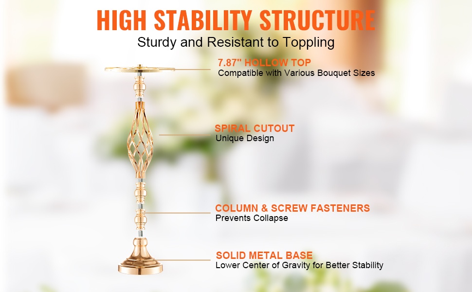Korkea metallinen juhlamaljakko pöydällä